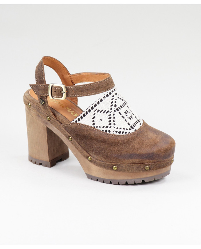 Sandália Camel de Senhora Ginova com Renda