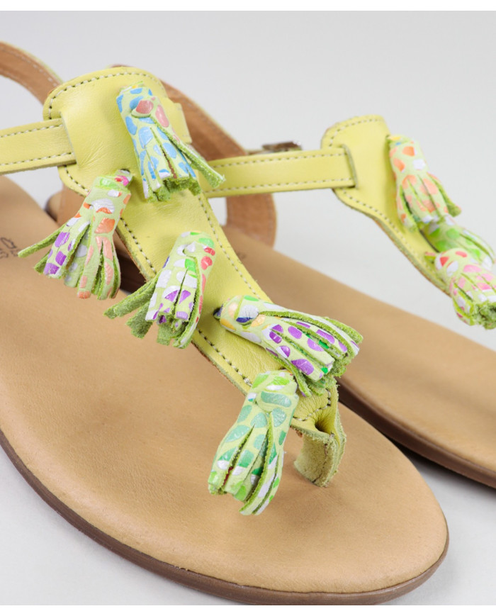 Yellow sandals of Lady Ginova with Berloques