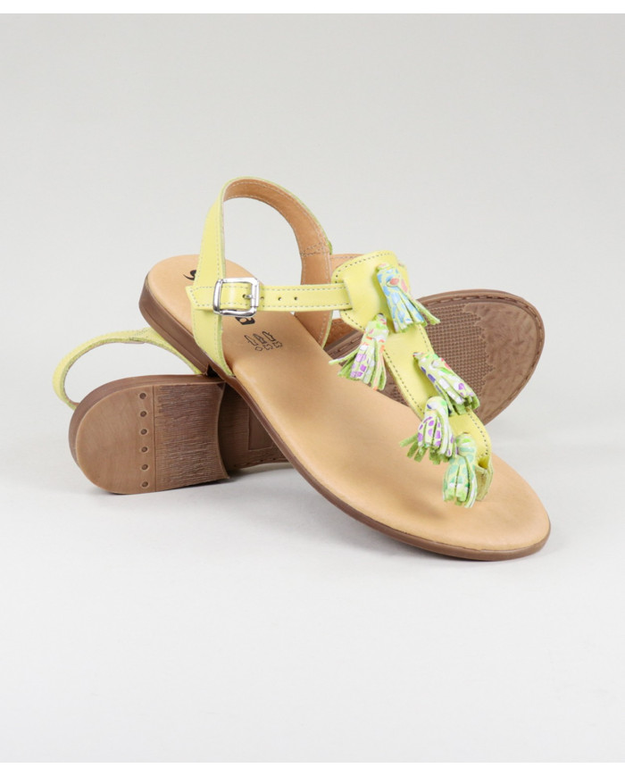 Yellow sandals of Lady Ginova with Berloques