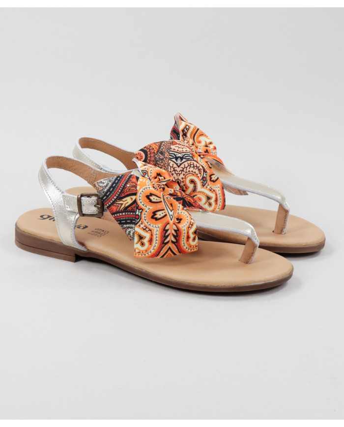 Sandalias de la señora con el encaje decorativo