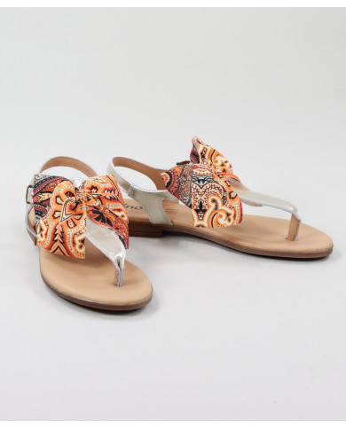 Sandalias de la señora con el encaje decorativo