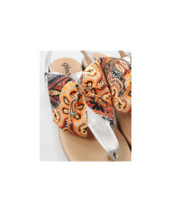 Sandalias de la señora con el encaje decorativo