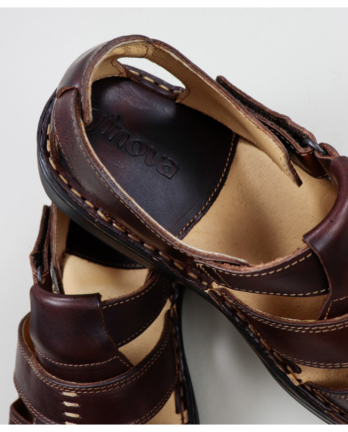 Sandalias de hombres en la piel