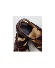 Sandalias de hombres en la piel