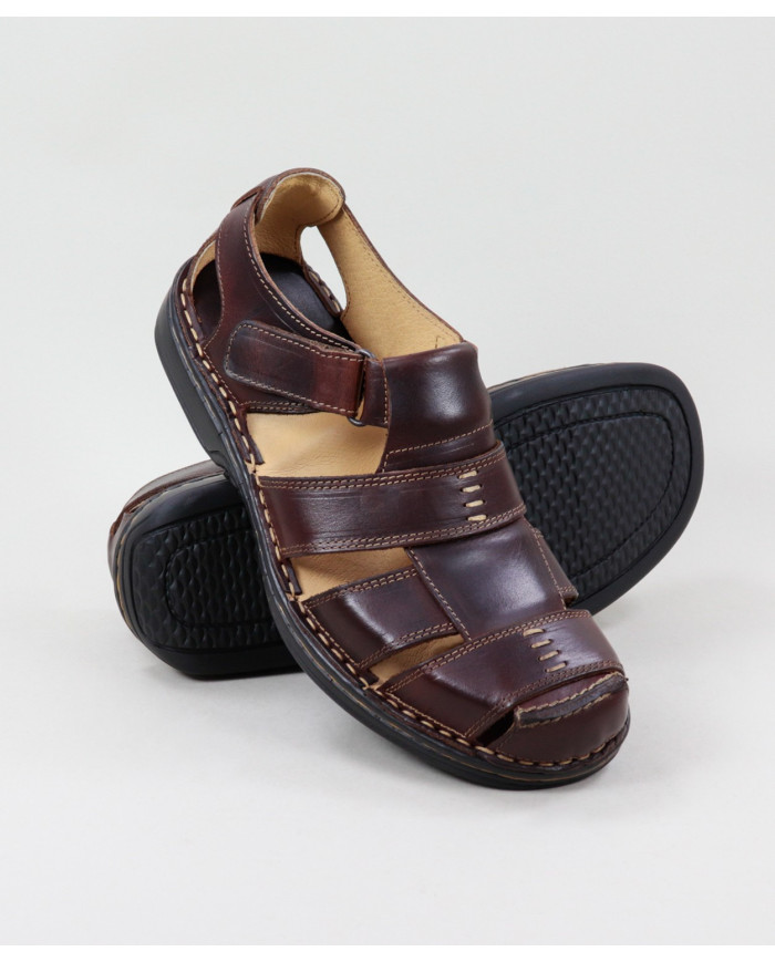 Sandalias de hombres en la piel