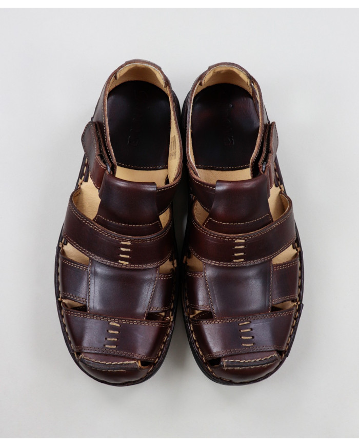 Sandalias de hombres en la piel