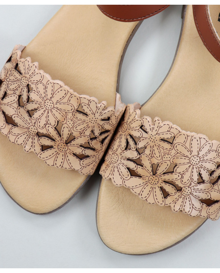 Camel de Senhora Ginova Sandals to Flowers
