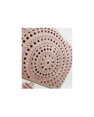 Mujer embrague rosa perforada