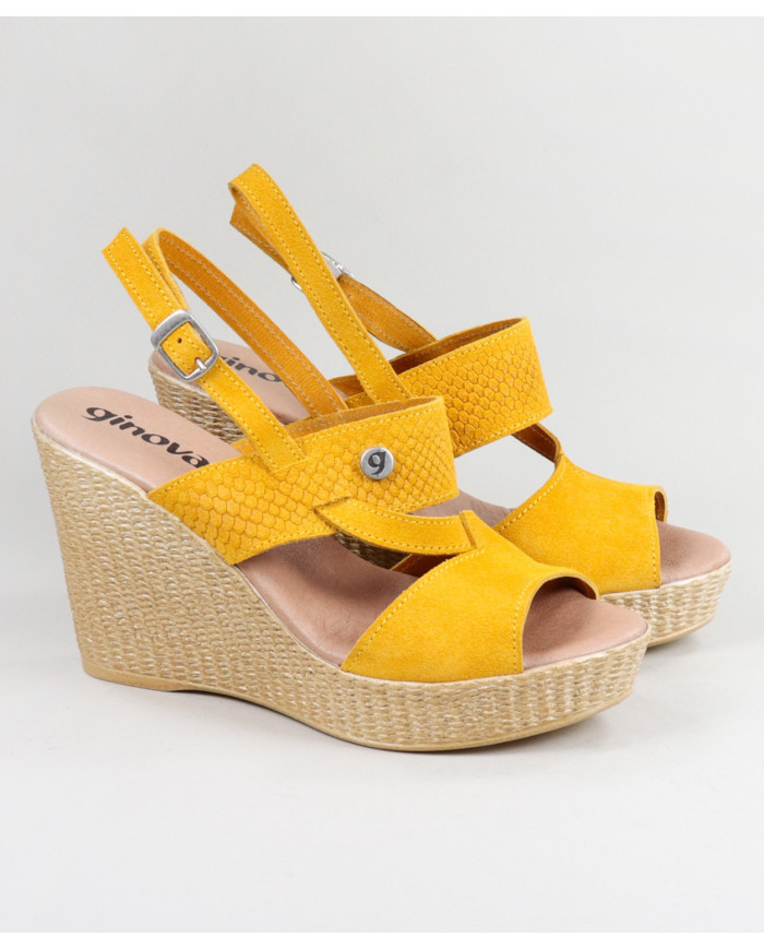 Yellow sandals of Lady Ginova with Texture