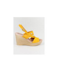 Yellow sandals of Lady Ginova with Texture