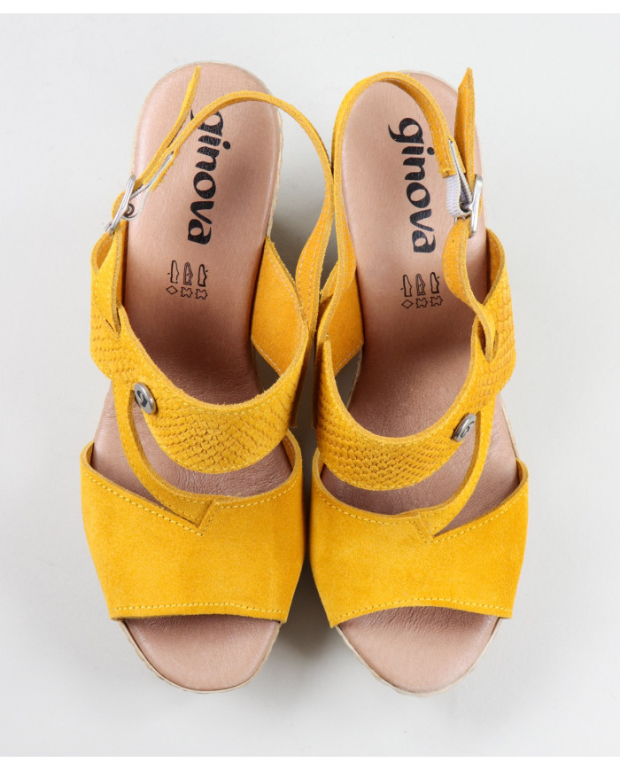 Yellow sandals of Lady Ginova with Texture