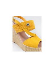 Yellow sandals of Lady Ginova with Texture