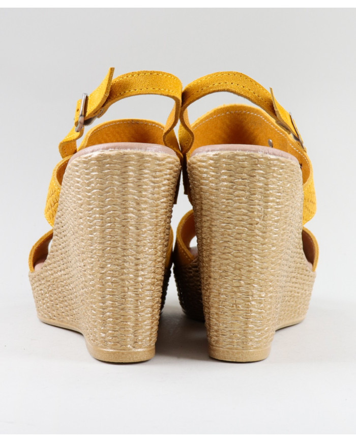 Yellow sandals of Lady Ginova with Texture