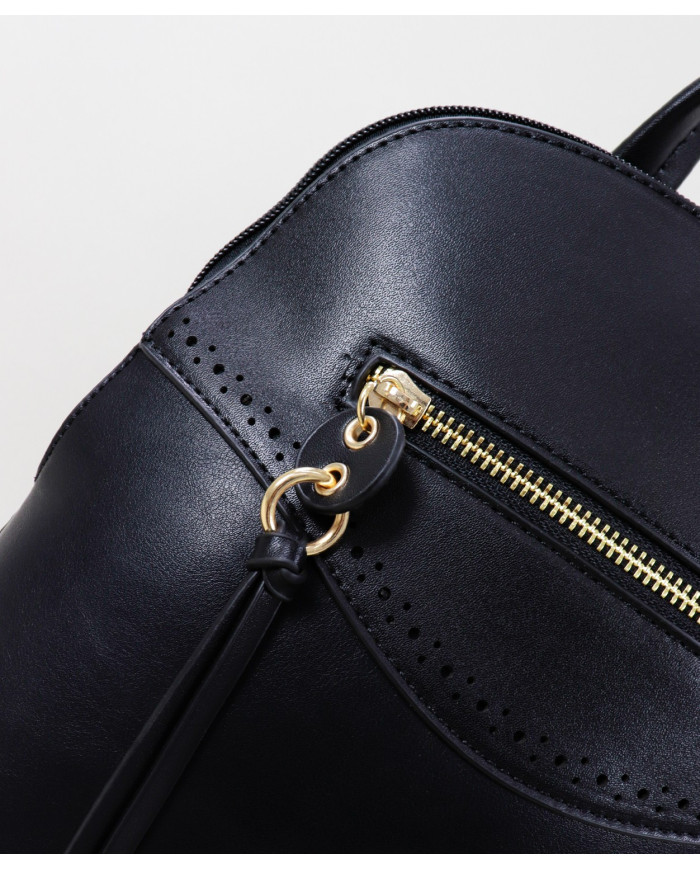 Mochila negra de mujeres con cierre frontal