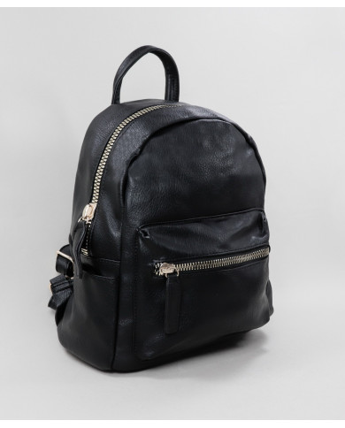 Mochila negra con cierre frontal