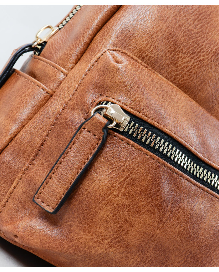 Mochila Camel con cierre frontal