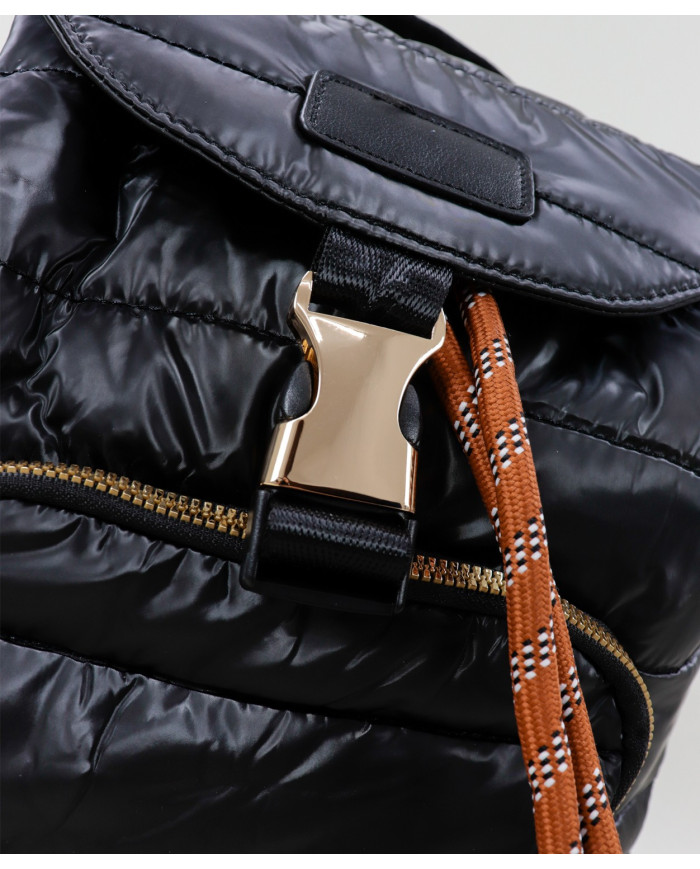 Mochila negra acolchada