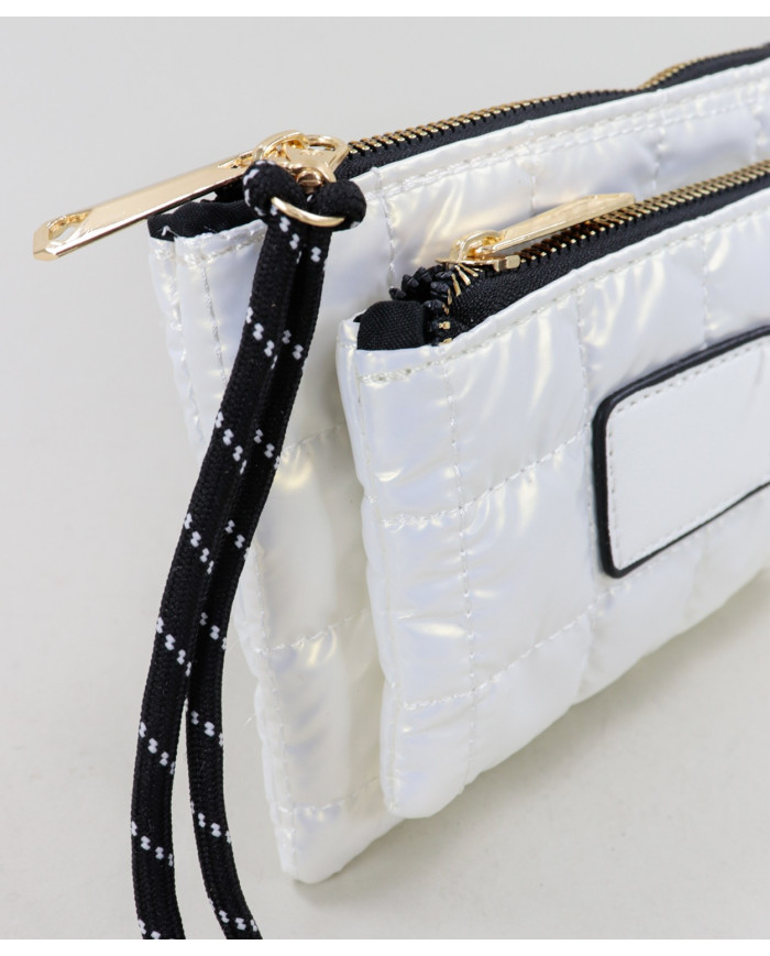 La pequeña cartera de mujeres blancas acolchada