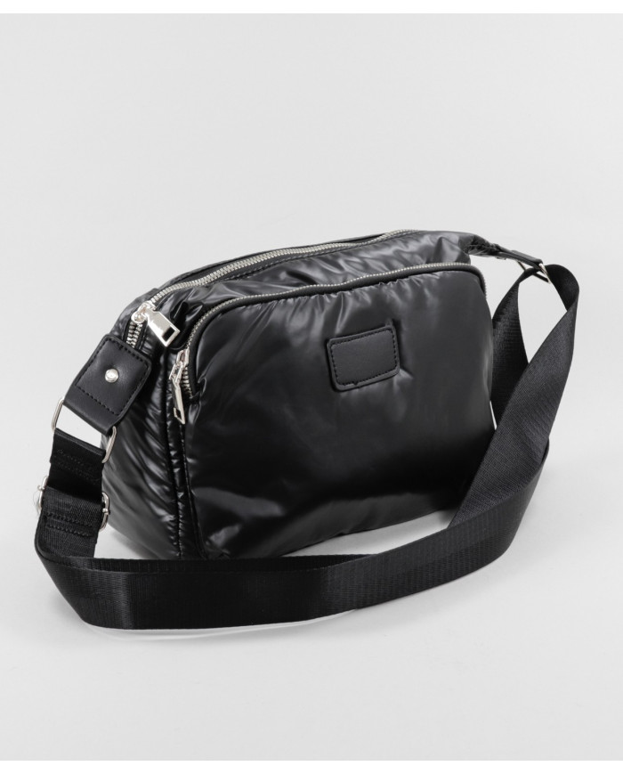 Funda negra con varias particiones