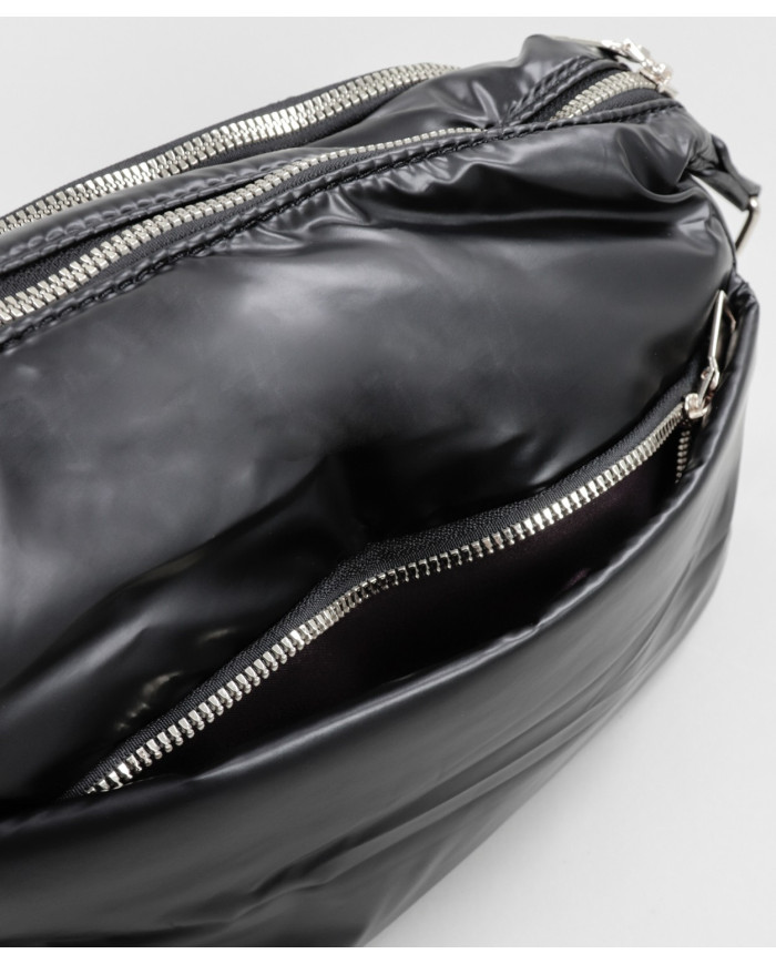 Funda negra con varias particiones