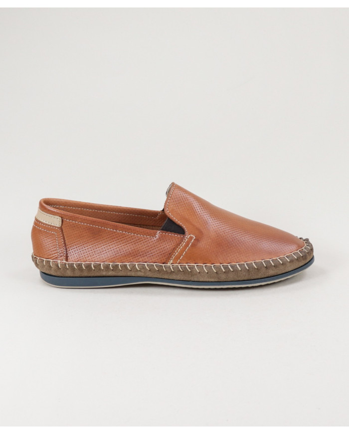 Botas de hombres en la piel