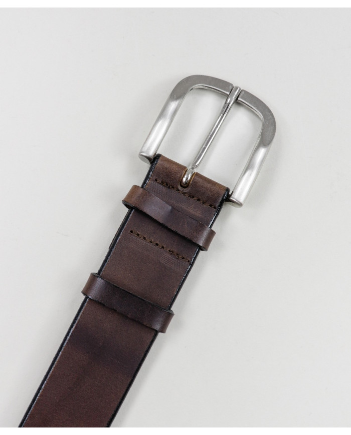 Cinturón de mujeres morenas en la piel