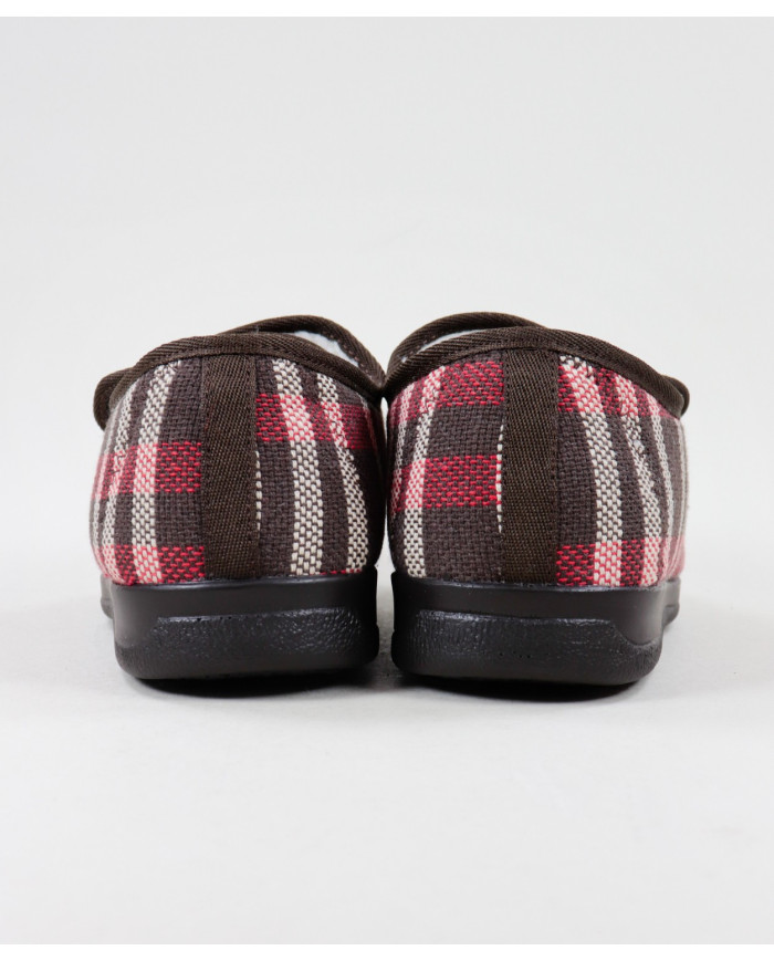Pantufas in Red Chess with Inner Pore
