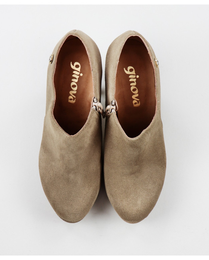 La señora Ginova botones con taco ancho