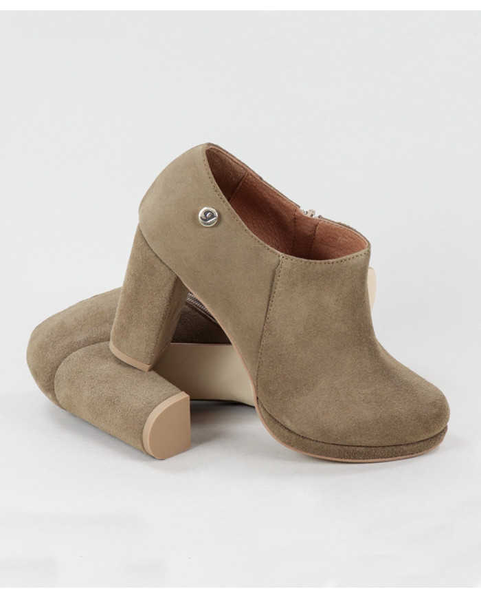 La señora Ginova botones con taco ancho