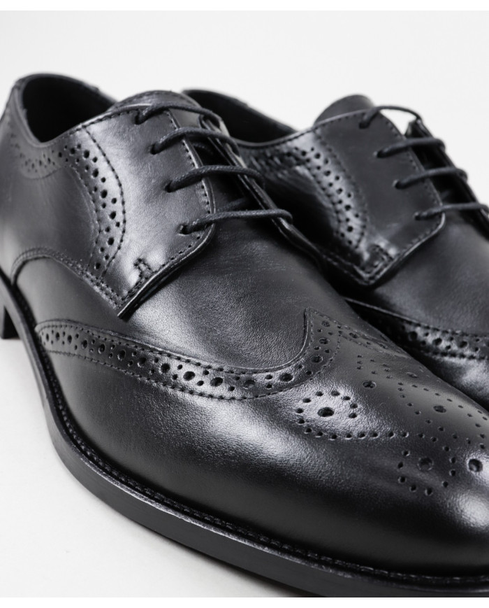 Zapatos para hombres en la piel