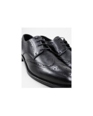 Zapatos para hombres en la piel