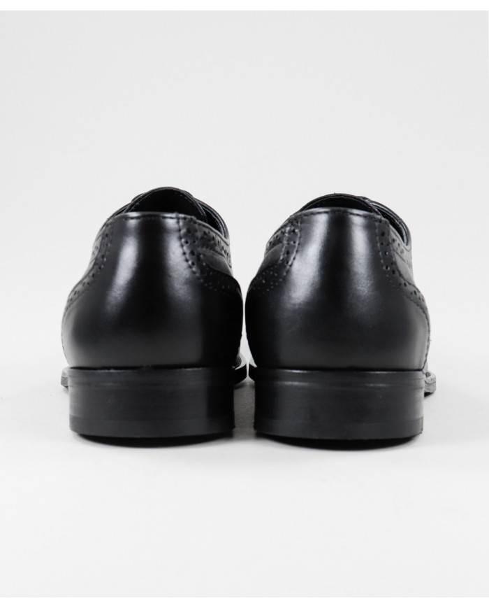 Zapatos para hombres en la piel