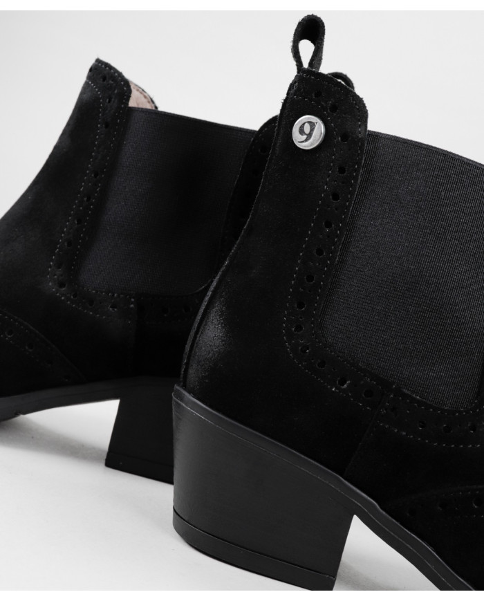 Women's Black Boots of Middle Heel Ginova