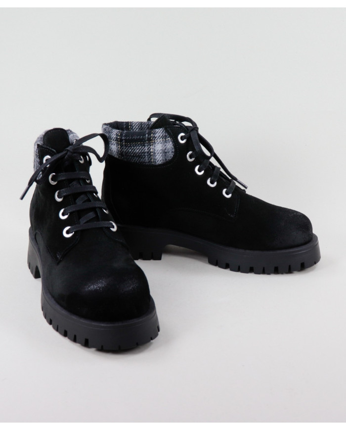 Women's Black Buttons Ginova with Printed Fabric