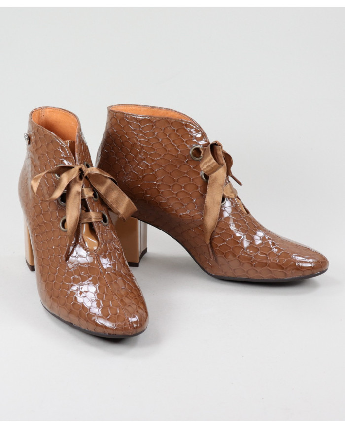 Camel de Senhora Ginova Botins in Verniz