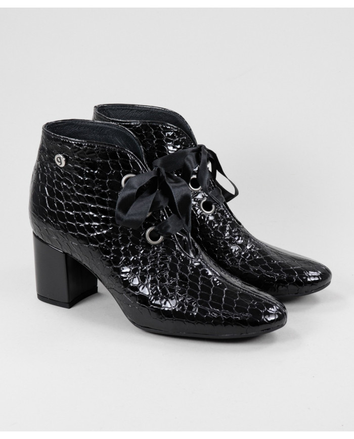 Black Botins by Senhora Ginova in Verniz