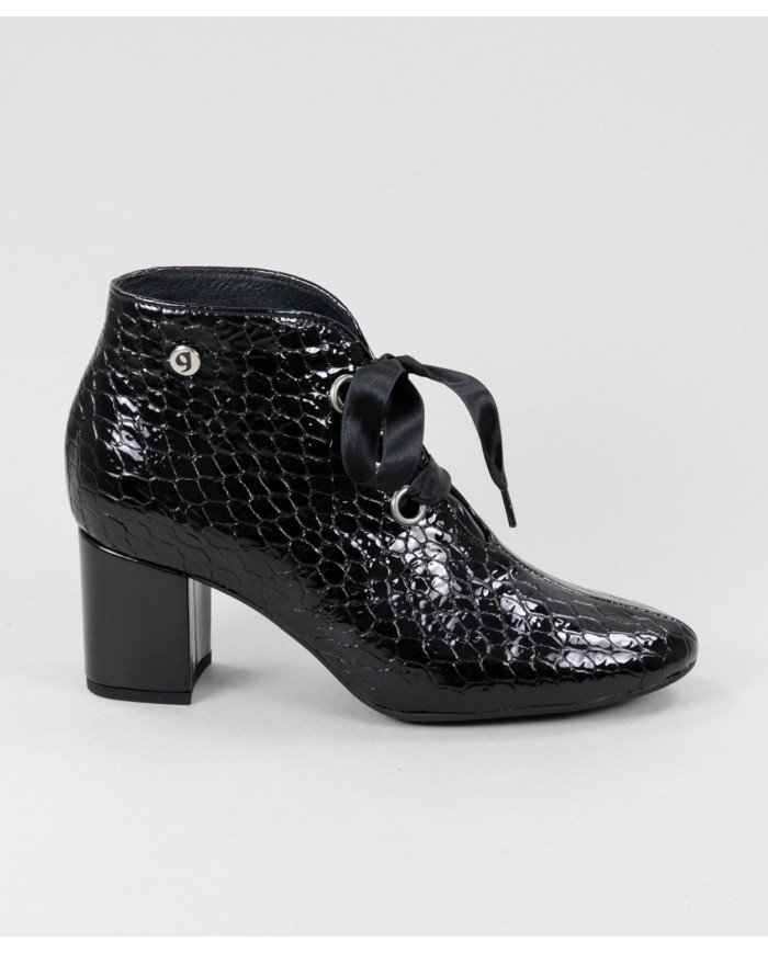 Black Botins by Senhora Ginova in Verniz