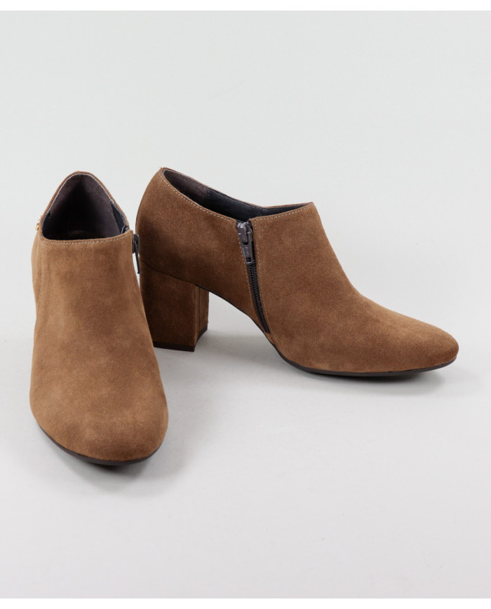 Camel Boots of Lady Ginova of Middle Heel