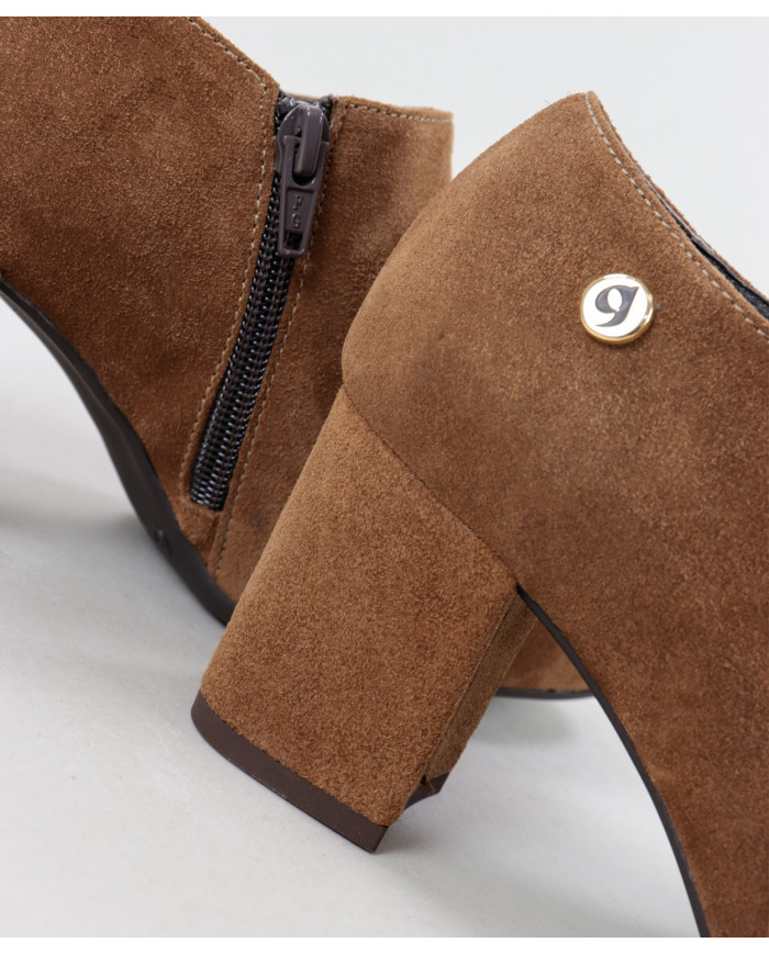 Camel Boots of Lady Ginova of Middle Heel