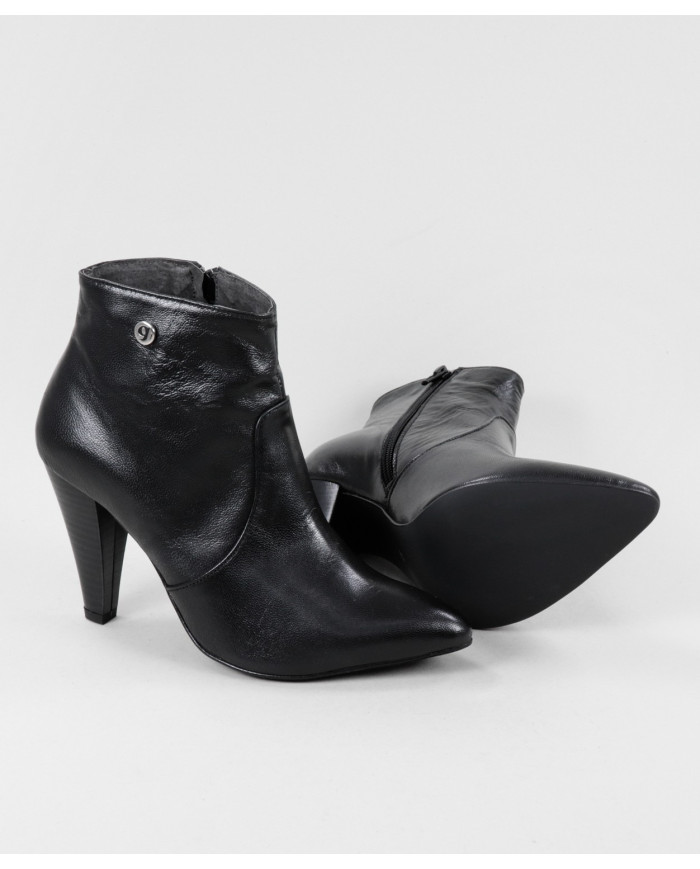 Black Boots of Lady Ginova in Skin