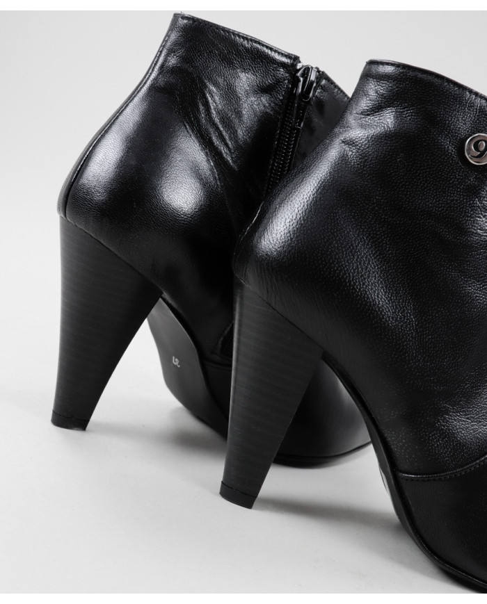 Black Boots of Lady Ginova in Skin