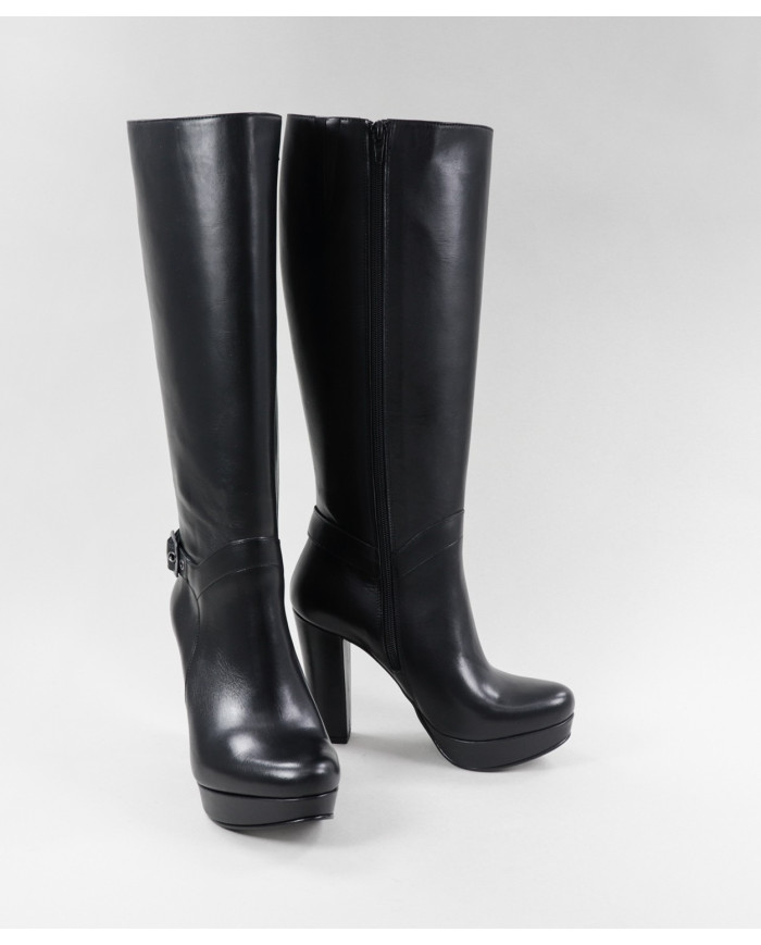 Botas Pretas de Cano Alto Ginova com Fivela