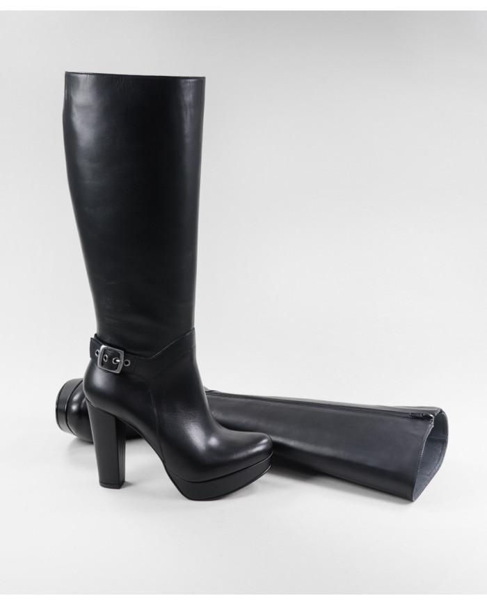 Botas Pretas de Cano Alto Ginova com Fivela