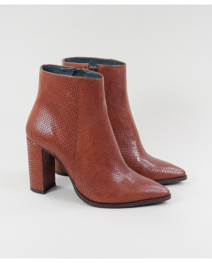 Botas Camel de Salto Alto Ginova com Pele Gravada