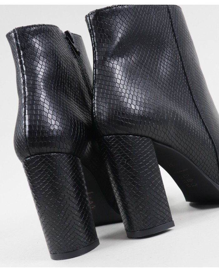 Botas Pretas de Salto Alto Ginova com Pele Gravada