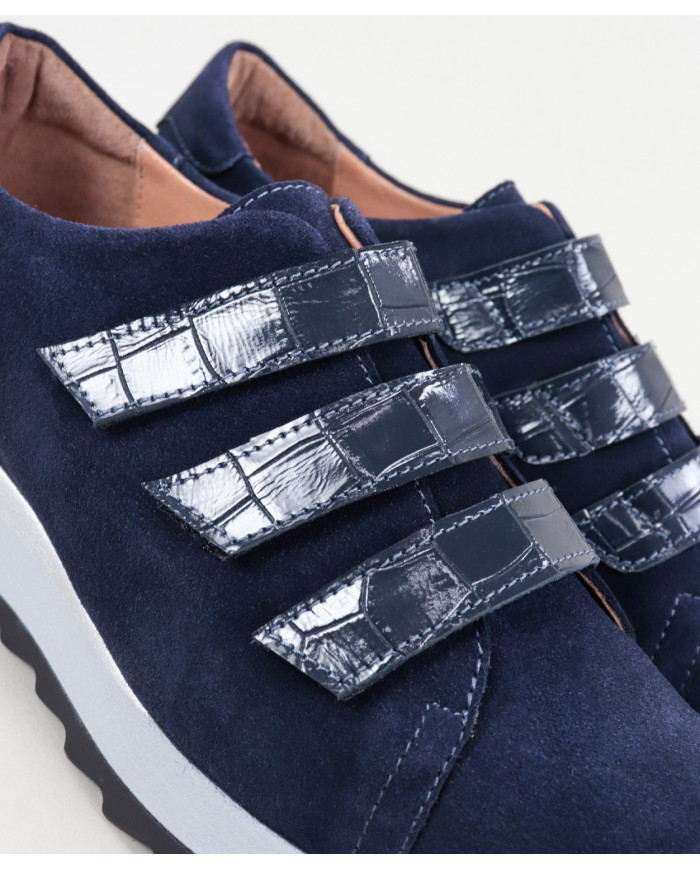 Blue Ginova shoes with Strips in Velcro