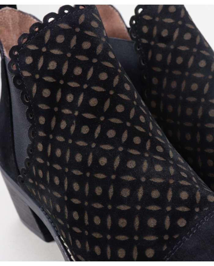 Black Ginova Boots with Skin Engraved with Texture