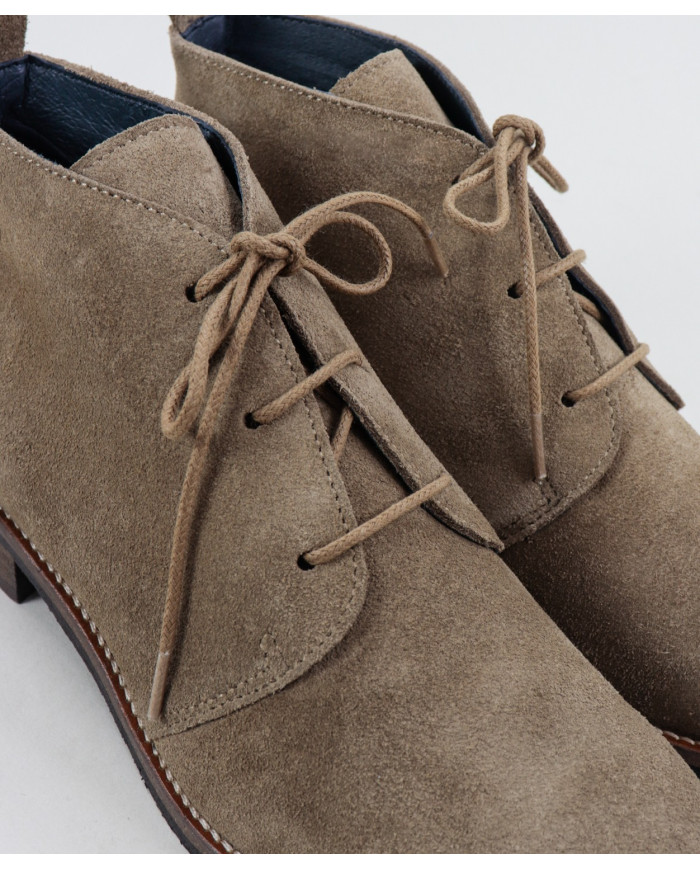 Botins Taupe Rasos Ginova com Cordões Finos