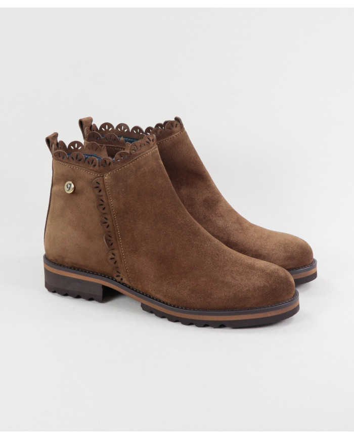 Botas Camel Rasas Ginova com Rebordo Decorado