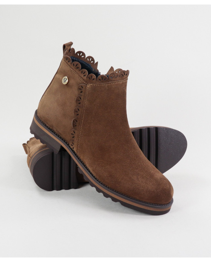Botas Camel Rasas Ginova com Rebordo Decorado